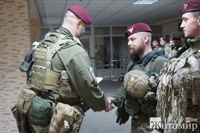 Військові житомирської 95-ки урочисто отримали відзнаки Міністерства оборони. ФОТО