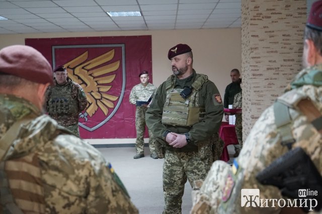 Військові житомирської 95-ки урочисто отримали відзнаки Міністерства оборони. ФОТО