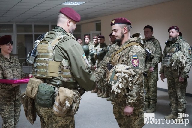Військові житомирської 95-ки урочисто отримали відзнаки Міністерства оборони. ФОТО