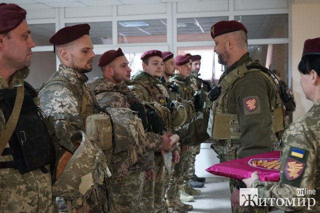 Військові житомирської 95-ки урочисто отримали відзнаки Міністерства оборони. ФОТО