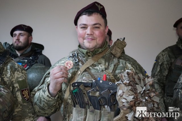 Військові житомирської 95-ки урочисто отримали відзнаки Міністерства оборони. ФОТО
