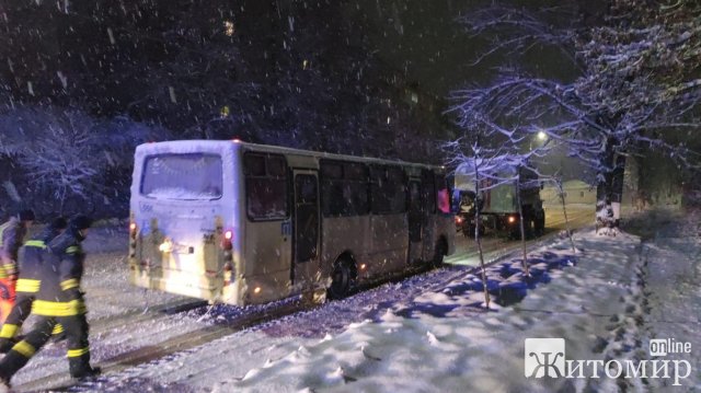 На одному з житомирських мостів рятувальники допомогли водіям двох вантажівок, маршрутки та легковика подолати підйом. ФОТО
