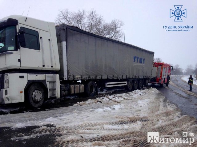 За добу рятувальники Житомирщини витягували авто із засніженого узбіччя, транспортували хвору та підвозили воду. ФОТО