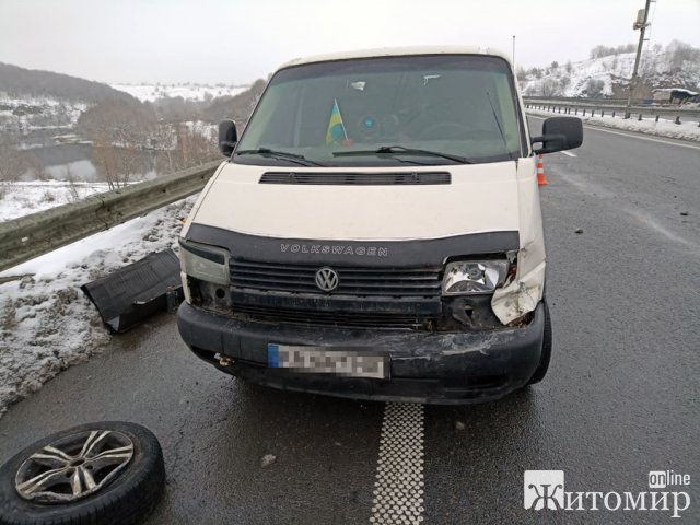 На автодорозі Київ-Чоп у Житомирській області Volkswagen врізався у колесовідбійник: постраждав пасажир. ФОТО