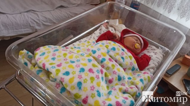 У Житомирі народилася дівчинка вагою понад 5 кг, породілля їхала аж з Білої Церкви за кермом. ФОТО