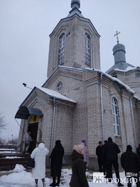 Увечері в Сінгурах жителі села блокували місцеву церкву – вимагали переходу до ПЦУ. ФОТО