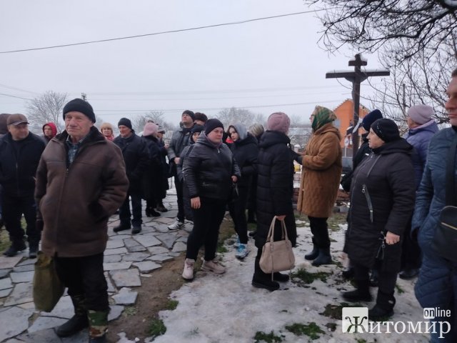 Увечері в Сінгурах жителі села блокували місцеву церкву – вимагали переходу до ПЦУ. ФОТО