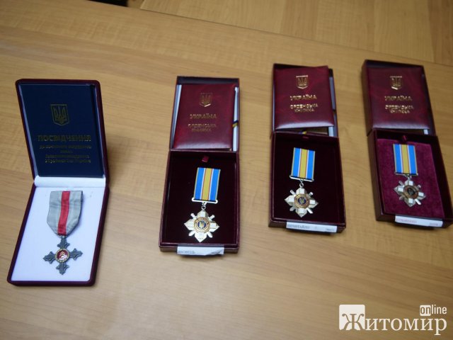 У Житомирі рідним загиблих Героїв передали державні нагороди. ФОТО