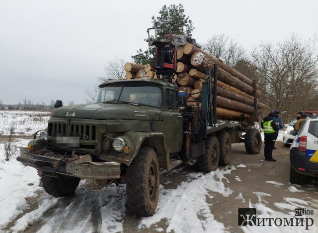 На Житомирщині поліцейські зупинили дві вантажівки та трактор із деревиною, на яку не було документів. ФОТО