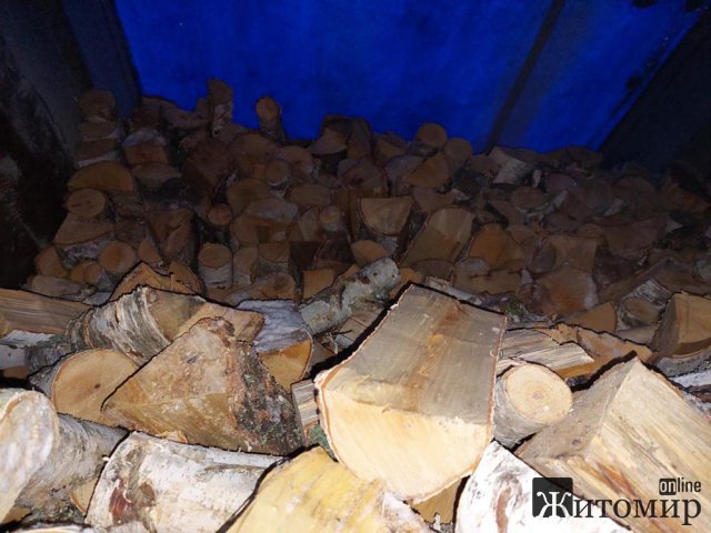 На Житомирщині поліцейські зупинили дві вантажівки та трактор із деревиною, на яку не було документів. ФОТО
