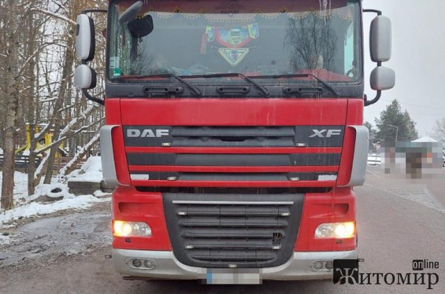 На Житомирщині поліцейські зупинили дві вантажівки та трактор із деревиною, на яку не було документів. ФОТО