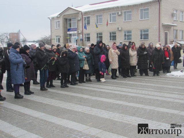 У селищі Житомирської області відкрили меморіальну дошку загиблим воїнам в російсько-українській війні. ФОТО