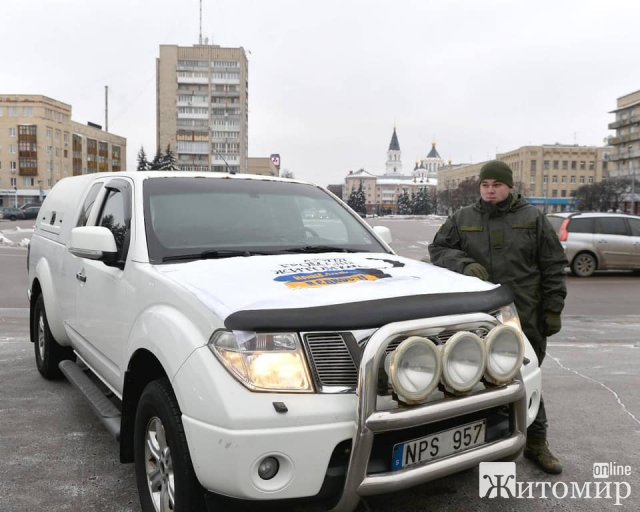 Збройним силам України в Житомирі передали дві автівки. ФОТО