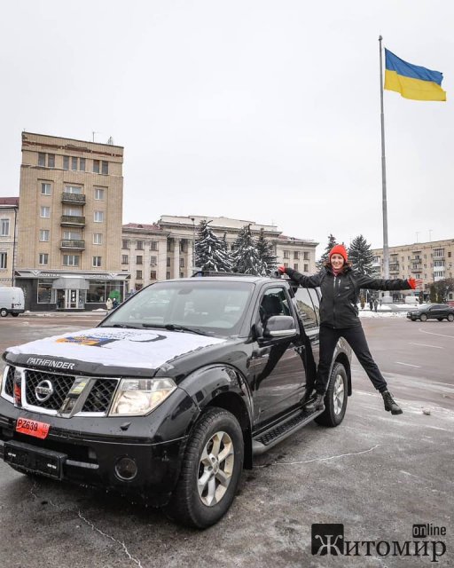 Збройним силам України в Житомирі передали дві автівки. ФОТО