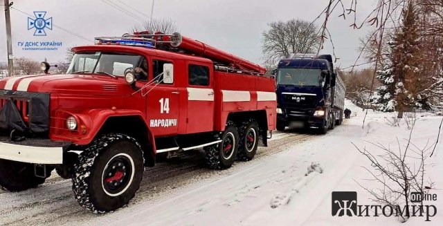 На півночі Житомирської області рятувальники відбуксирували MAN, який застряг на узбіччі та перекрив дорогу. ФОТО
