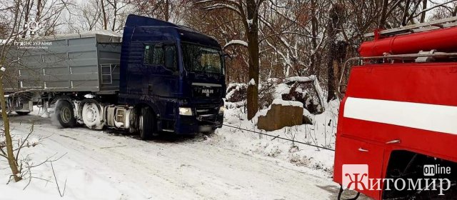 На півночі Житомирської області рятувальники відбуксирували MAN, який застряг на узбіччі та перекрив дорогу. ФОТО