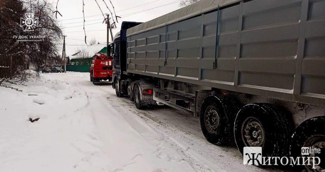 На півночі Житомирської області рятувальники відбуксирували MAN, який застряг на узбіччі та перекрив дорогу. ФОТО