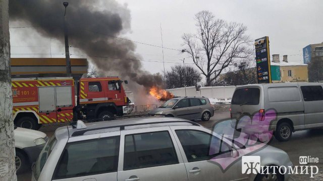 У Житомирі на заправці біля автовокзалу горів Peugeot. ФОТО