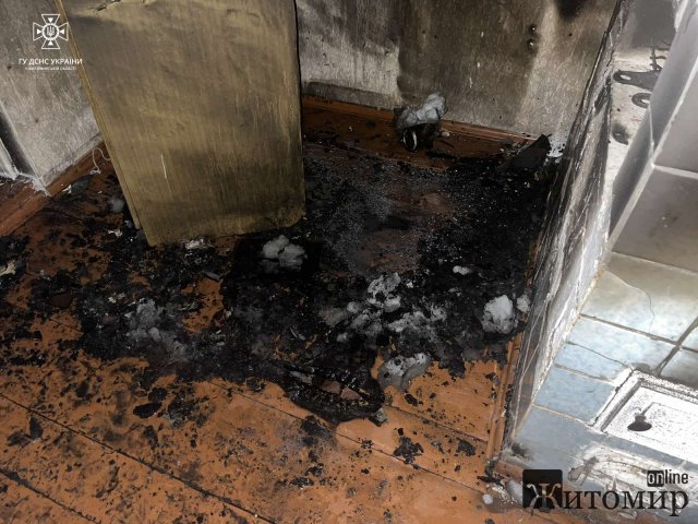 В Овручі рятувальники гасили пожежу у приватному обійсті та виявили тіло чоловіка. ФОТО