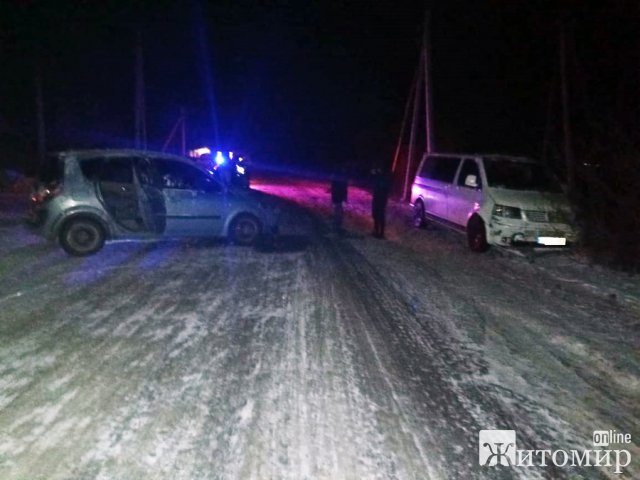 У селі Баранівської громади Volkswagen в’їхав у Renault: постраждала 38-річна пасажирка. ФОТО