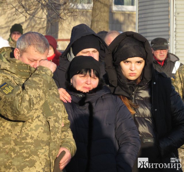 Малинчани на колінах в центрі міста зустрічали загиблого героя Валерія Радіка. ФОТО