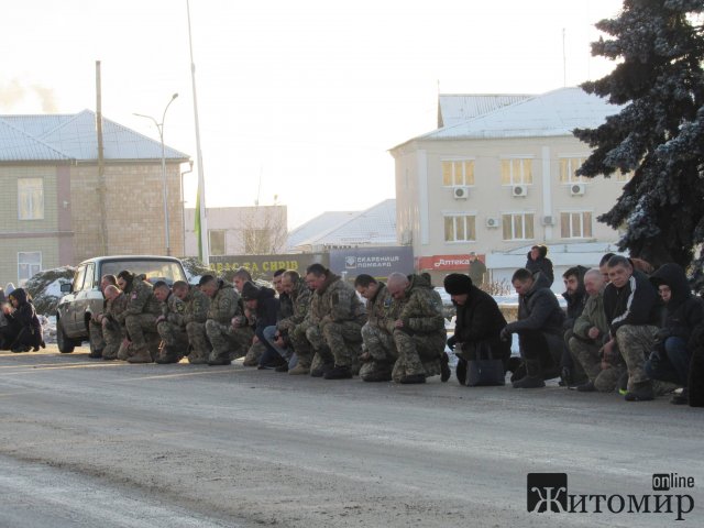 Малинчани на колінах в центрі міста зустрічали загиблого героя Валерія Радіка. ФОТО