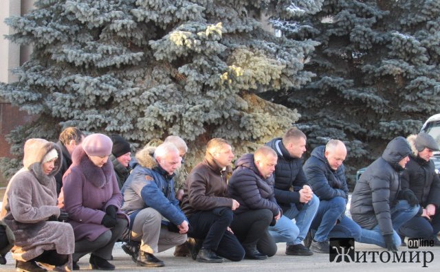 Малинчани на колінах в центрі міста зустрічали загиблого героя Валерія Радіка. ФОТО