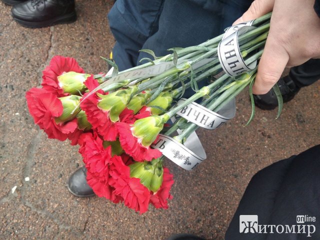 Як у Житомирі прощались з трьома рятувальниками, які загинули під час розмінування в Херсонській області. ФОТО