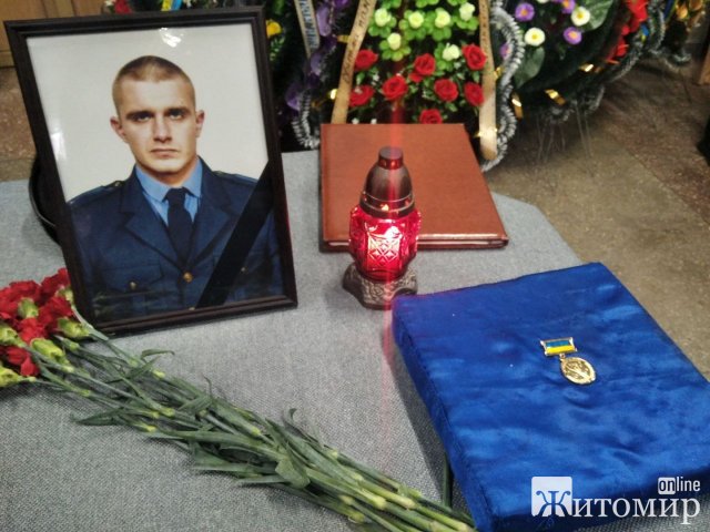 Як у Житомирі прощались з трьома рятувальниками, які загинули під час розмінування в Херсонській області. ФОТО