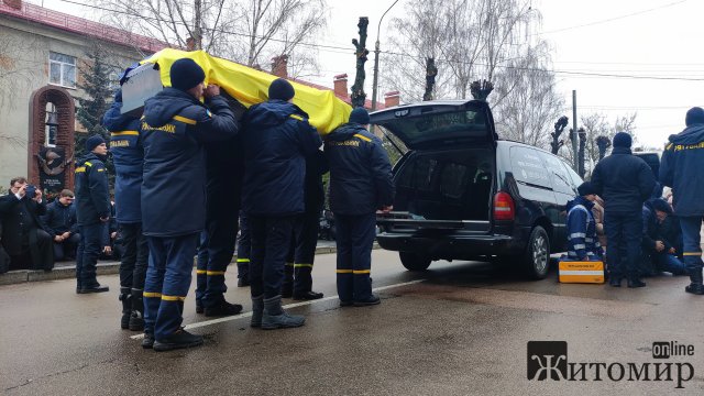 Як у Житомирі прощались з трьома рятувальниками, які загинули під час розмінування в Херсонській області. ФОТО