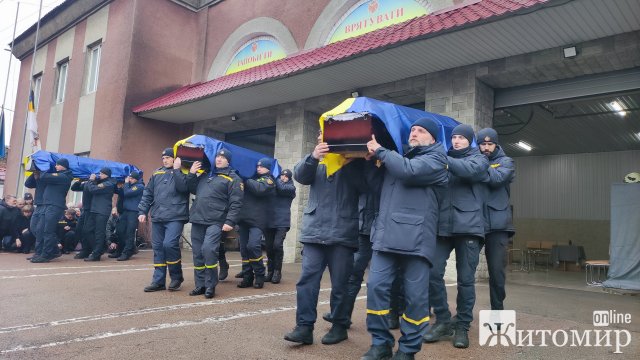 Як у Житомирі прощались з трьома рятувальниками, які загинули під час розмінування в Херсонській області. ФОТО