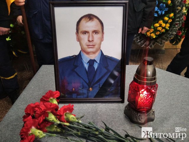 Як у Житомирі прощались з трьома рятувальниками, які загинули під час розмінування в Херсонській області. ФОТО