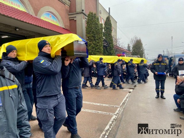 Як у Житомирі прощались з трьома рятувальниками, які загинули під час розмінування в Херсонській області. ФОТО