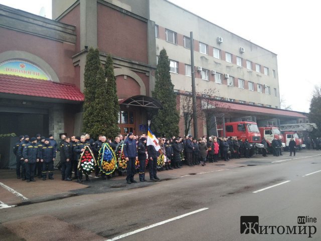 Як у Житомирі прощались з трьома рятувальниками, які загинули під час розмінування в Херсонській області. ФОТО