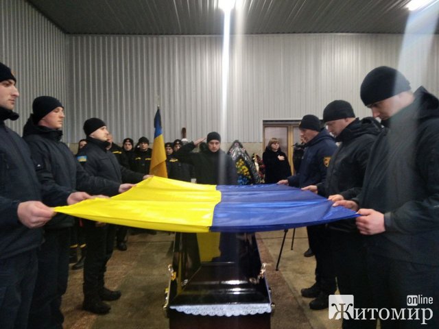 Як у Житомирі прощались з трьома рятувальниками, які загинули під час розмінування в Херсонській області. ФОТО