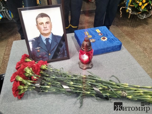 Як у Житомирі прощались з трьома рятувальниками, які загинули під час розмінування в Херсонській області. ФОТО