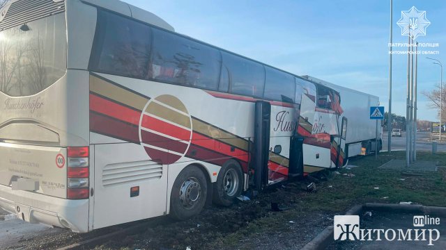 На трасі в Житомирській області пасажирський автобус в