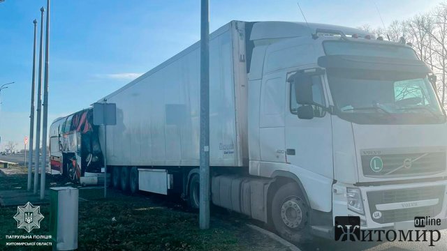 На трасі в Житомирській області пасажирський автобус в