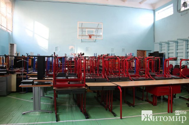 Нідерланди передали Житомиру парти, стільці, дошки та столи для вчителів. ФОТО