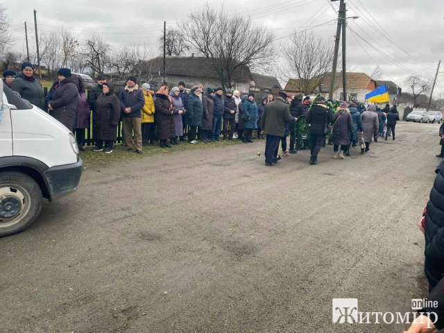 На Малинщині прощались з військовим Миколою Сотніченком, який загинув під Ізюмом в серпні. ФОТО