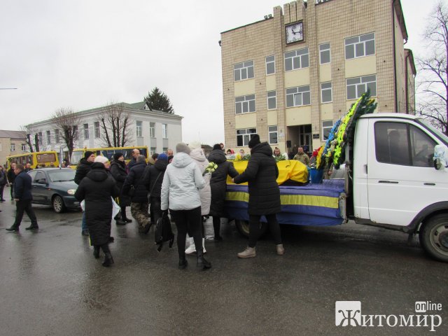 На Малинщині прощались з військовим Миколою Сотніченком, який загинув під Ізюмом в серпні. ФОТО