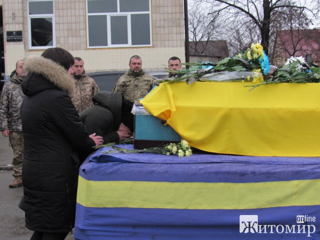 На Малинщині прощались з військовим Миколою Сотніченком, який загинув під Ізюмом в серпні. ФОТО