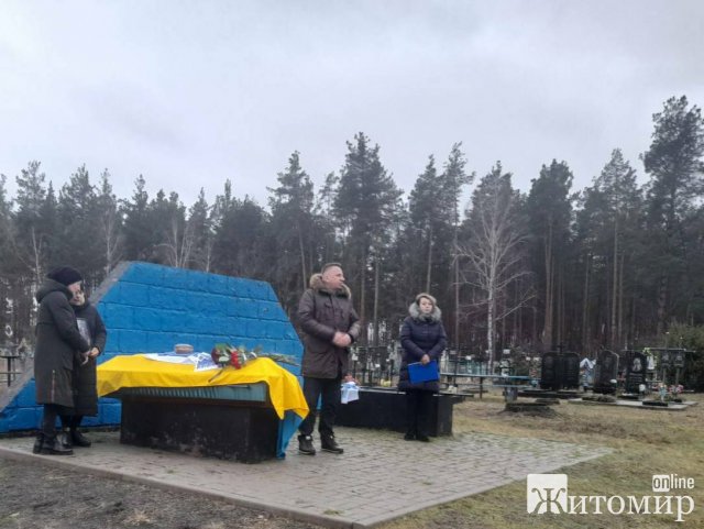 На Малинщині прощались з військовим Миколою Сотніченком, який загинув під Ізюмом в серпні. ФОТО
