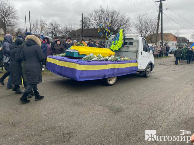 На Малинщині прощались з військовим Миколою Сотніченком, який загинув під Ізюмом в серпні. ФОТО