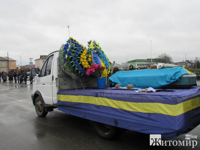 На Малинщині прощались з військовим Миколою Сотніченком, який загинув під Ізюмом в серпні. ФОТО