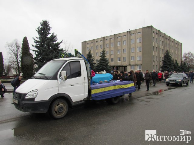 На Малинщині прощались з військовим Миколою Сотніченком, який загинув під Ізюмом в серпні. ФОТО