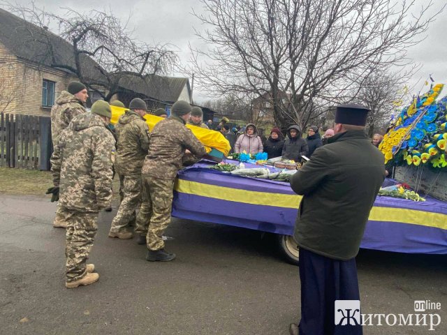 На Малинщині прощались з військовим Миколою Сотніченком, який загинув під Ізюмом в серпні. ФОТО