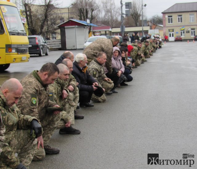 На Малинщині прощались з військовим Миколою Сотніченком, який загинув під Ізюмом в серпні. ФОТО