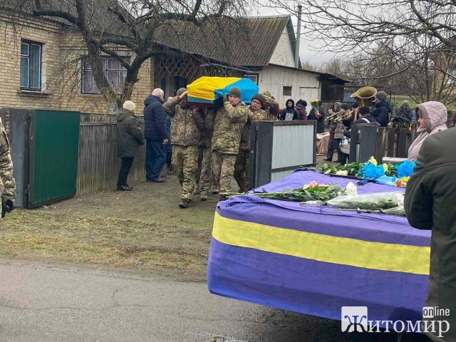 На Малинщині прощались з військовим Миколою Сотніченком, який загинув під Ізюмом в серпні. ФОТО