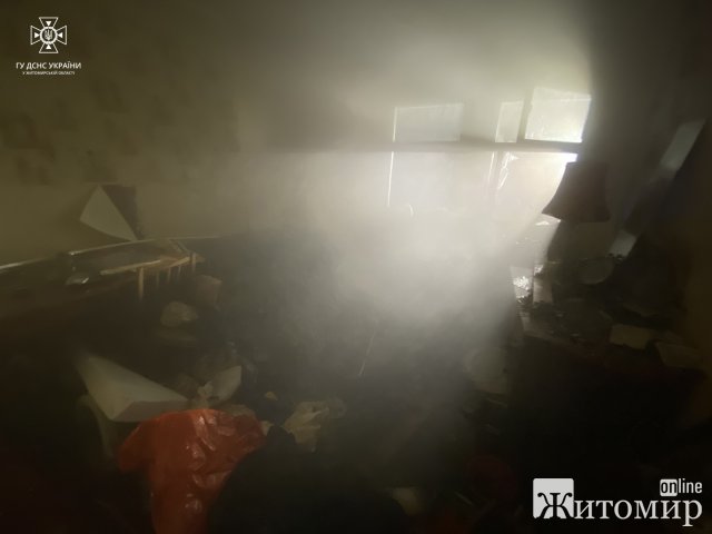Неподалік Житомира горів будинок: рятувальники вивели на свіже повітря двох чоловіків. ФОТО